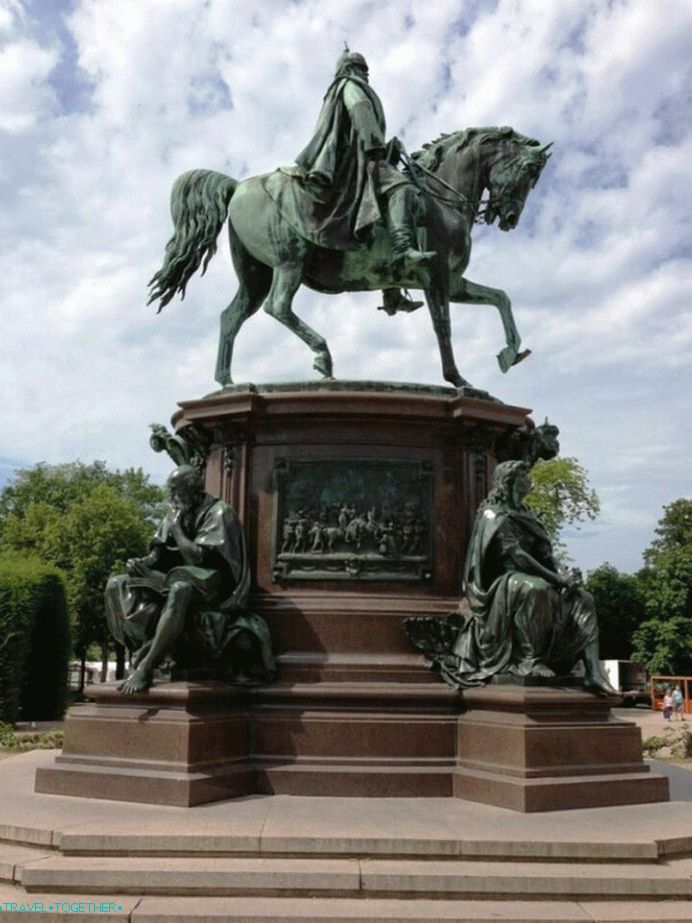 Monument to Friedrich Franz II