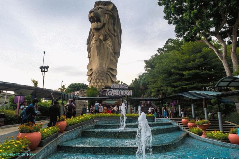 Lion - a symbol of Singapore and the observation deck
