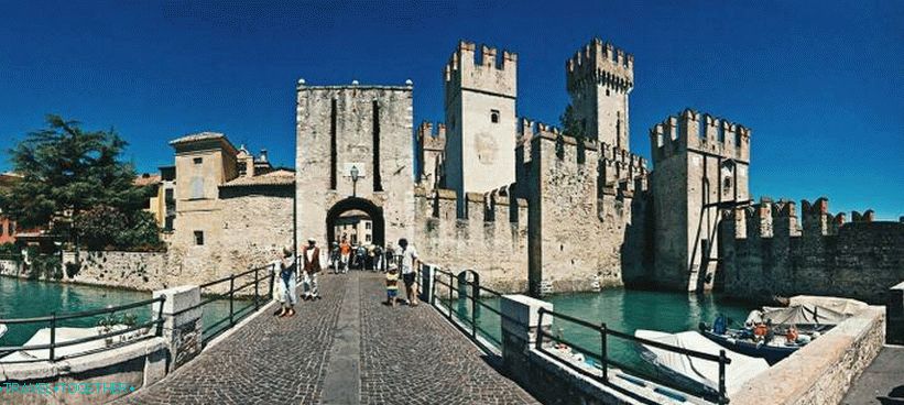 Bridge over the lake channel in Sirmione