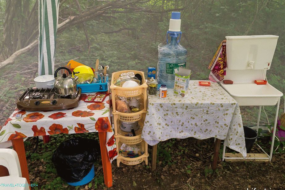 There is a gas stove, drinking water, a sink,