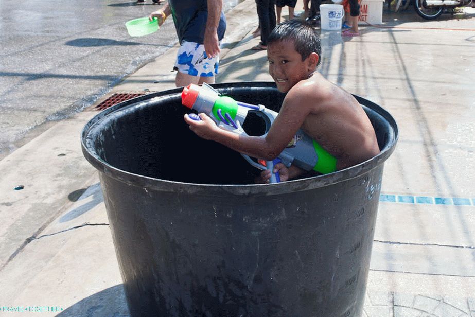 A guessful fighter: everything you need is under him!