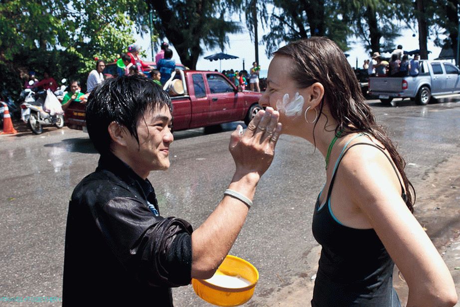 So, gently and sentencing, Happy Songkran, smeared talcum cheeks