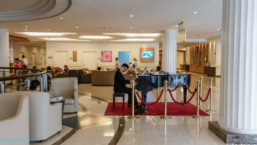 I was impressed by the piano at Samitives, somehow unexpectedly for the hospital