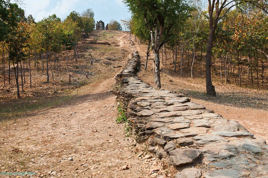 A stone path leads to Wat Saphan Hin