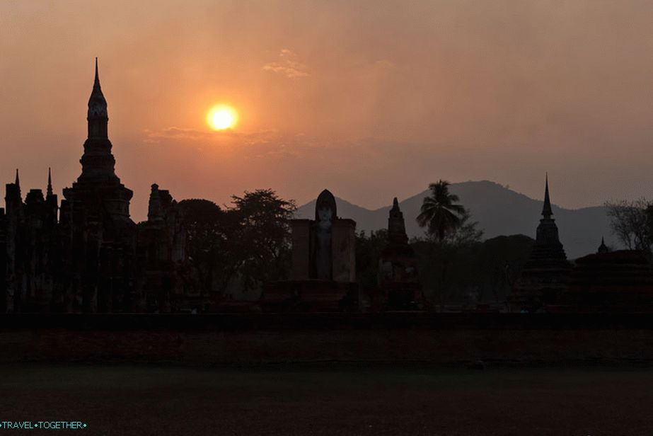 Wat Mahathat at Sunset