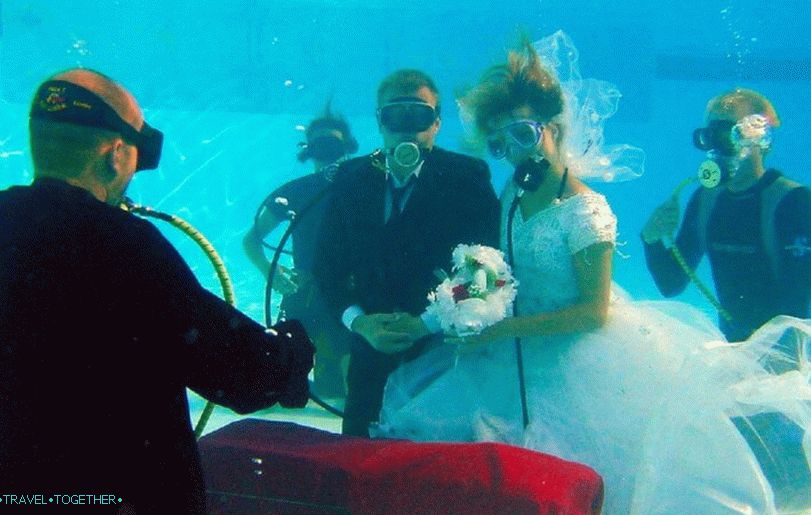 Wedding in Thailand under water