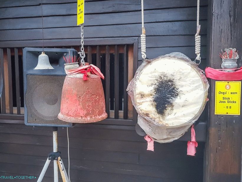 Ritual gongs, people walk, pray, knock and ring, and only then they go inside.