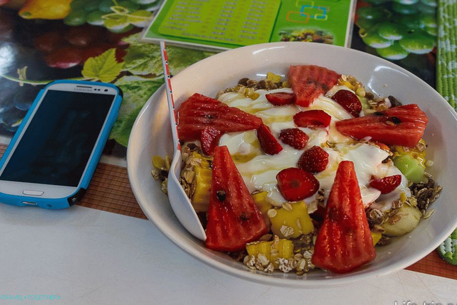 Fruit salad with muesli