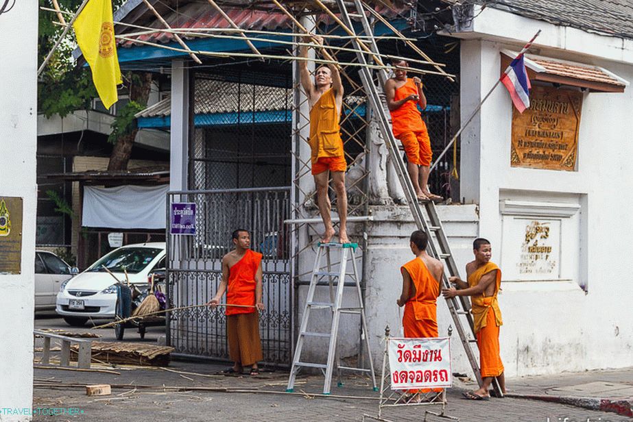 Five monks makes the visor at the entrance