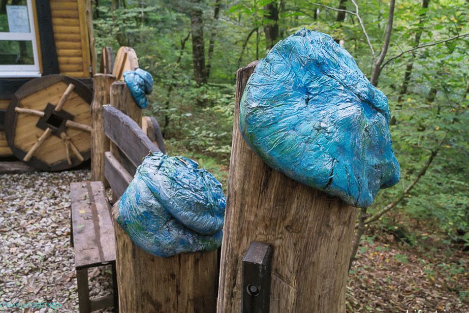 Great idea how to make a hat with a trash bag and cement