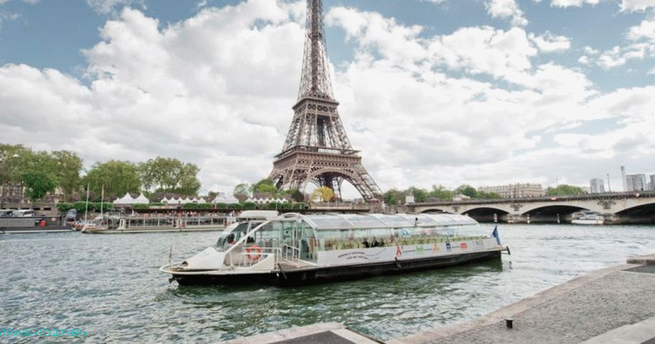 Excursion ship on the Seine