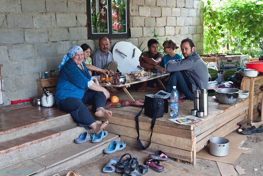 An ordinary breakfast, smoothly flowing in the afternoon for talking