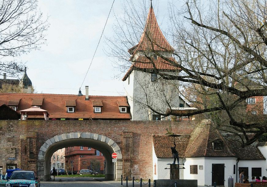 Sea tower with a gate
