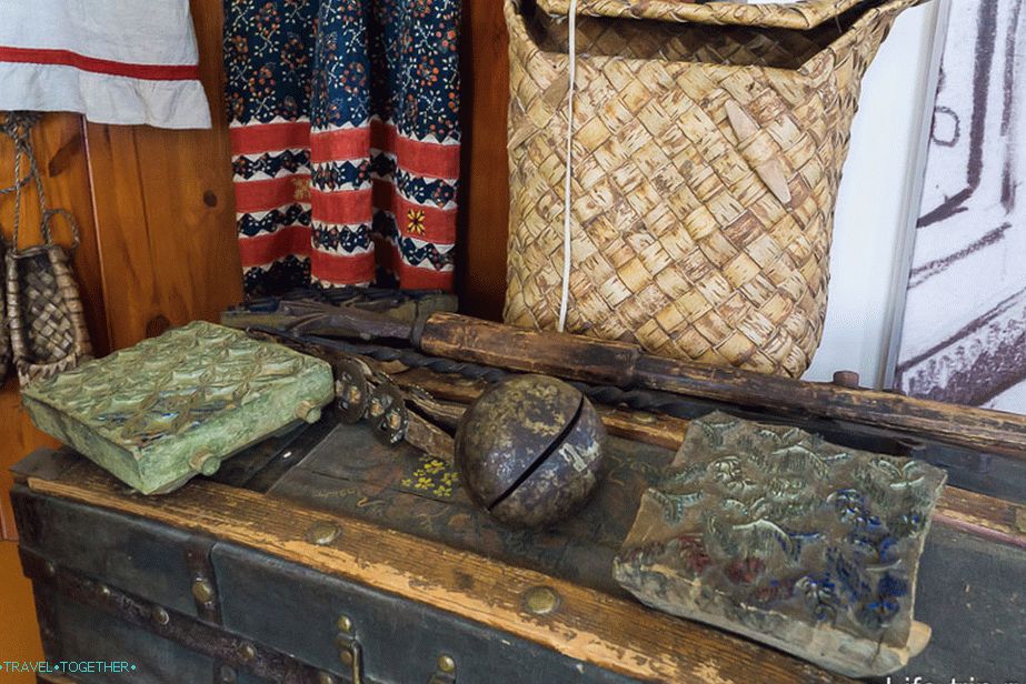 With the help of these objects made a pattern on the fabric