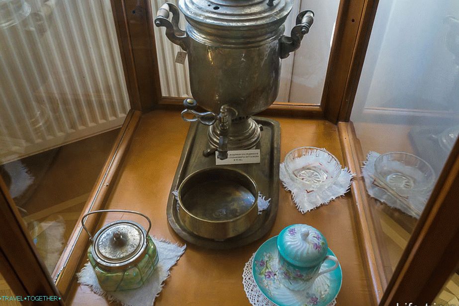 Stand with several samovars