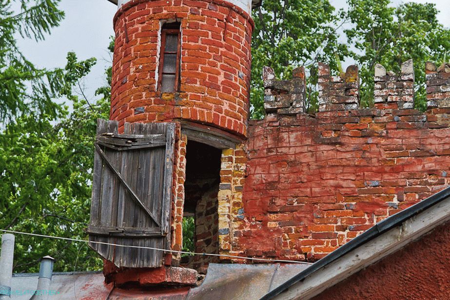 Upstairs turrets, like a castle