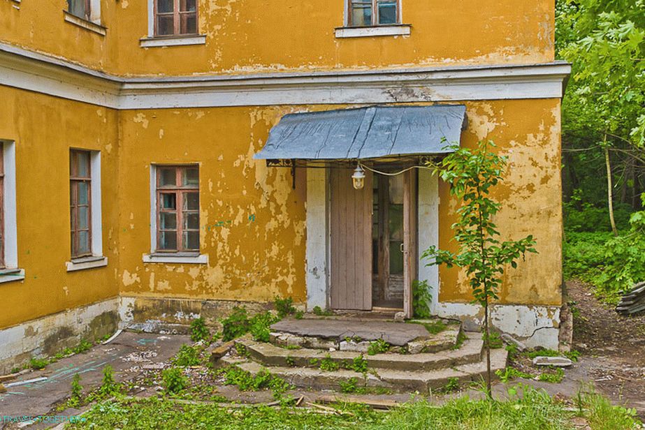 Entrance to the edge of the main house