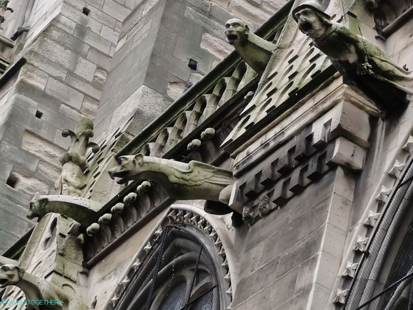 Notre Dame de Paris. Why is one figure different from the rest?