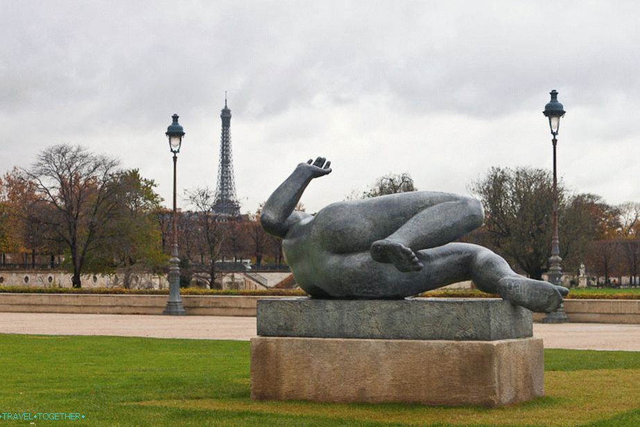 Strange figures near the Louvre