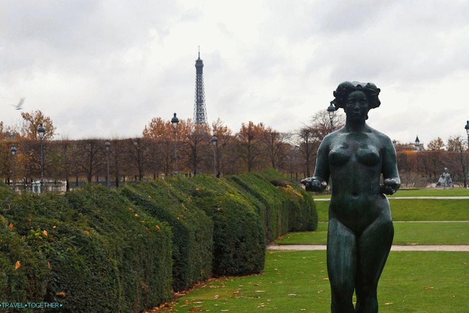 Strange figures near the Louvre