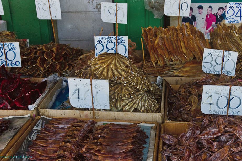 You can buy dried sweet fish near the Tha Tien pier