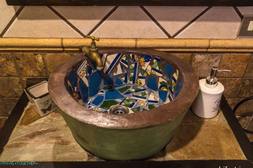 Very authentic uncomfortable sink