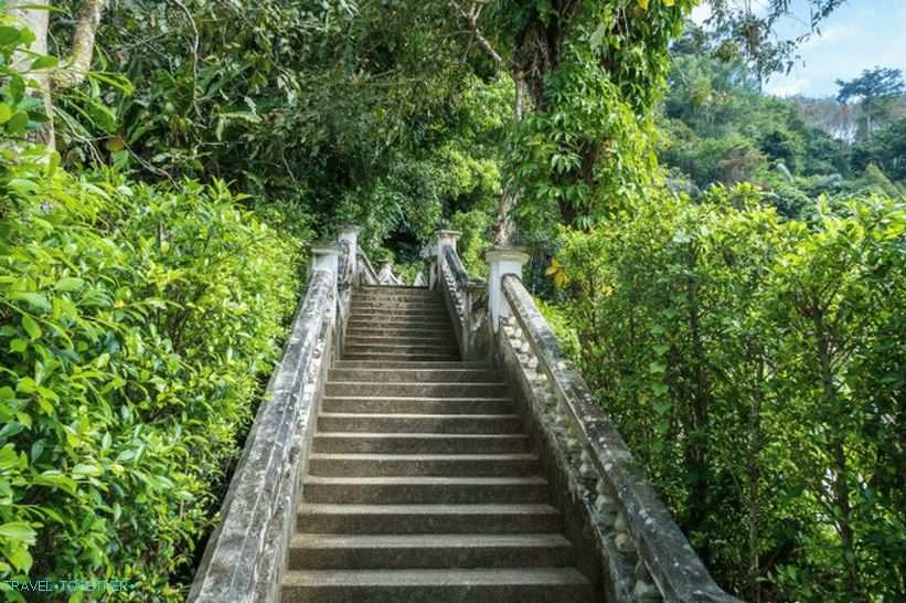 We go to the waterfall on the stairs