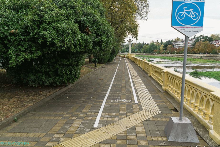 The bike path is simply drawn on the sidewalk