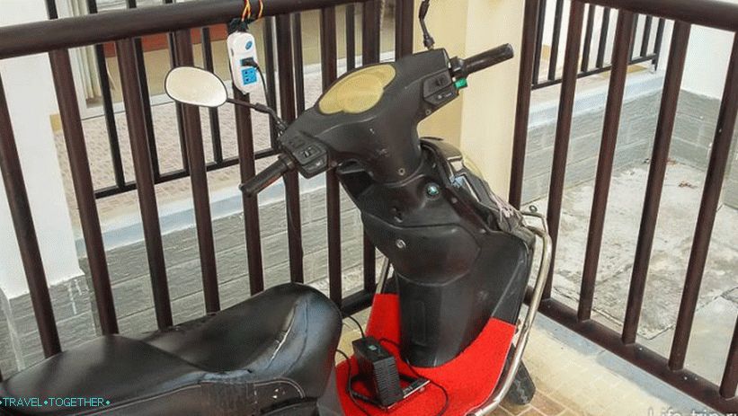 Electric scooter recharging