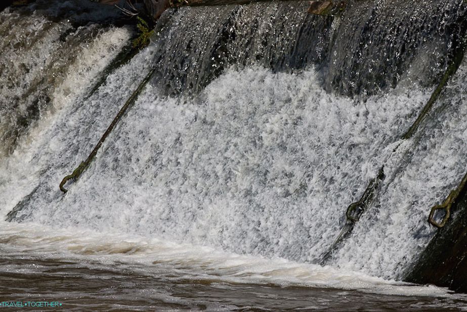 Hooks for lifting water at short shutter speeds