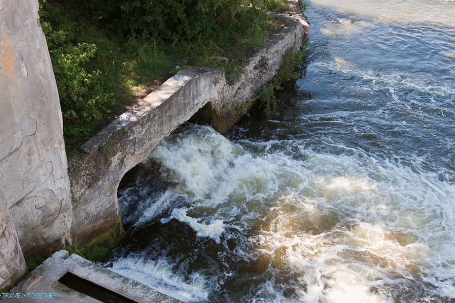 Streams of boiling water