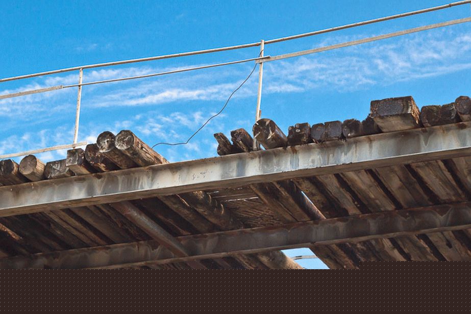 Bridge over the river over the dam
