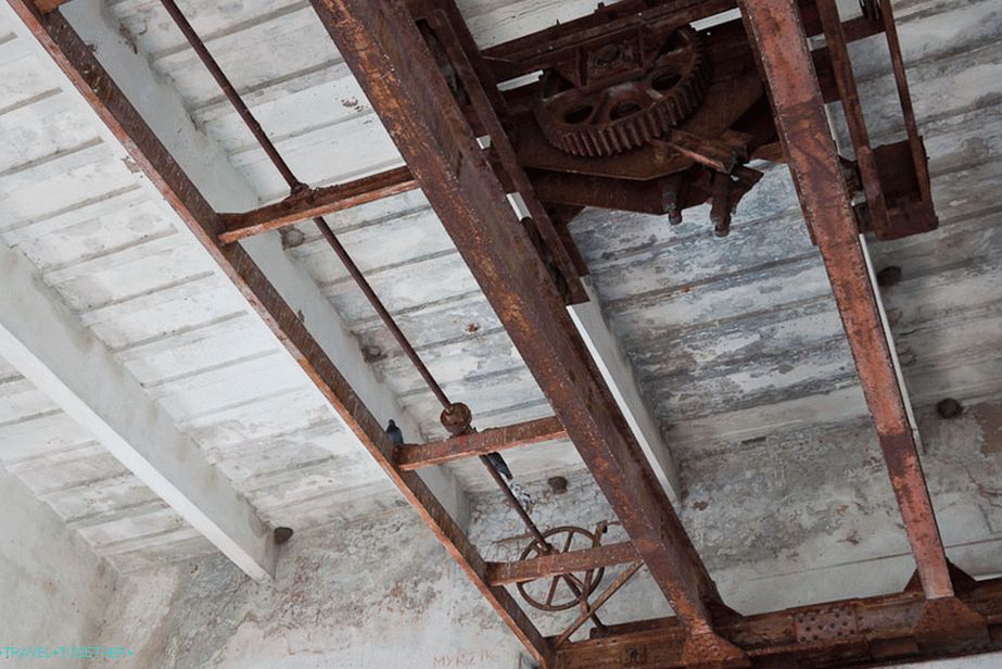 Crane under the ceiling