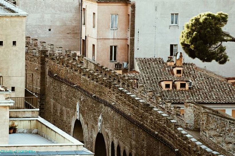 Fortified staircase connecting the Vatican and the castle