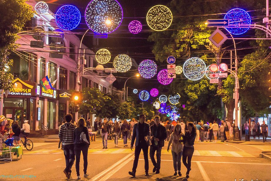 Krasnaya Street in the center on pedestrian weekends