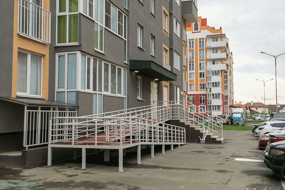 All entrances have ramps