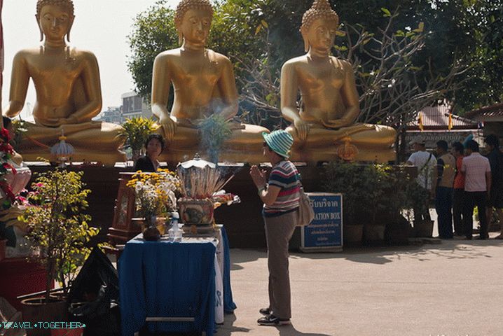 A bunch of Buddhas next to the viewpoint
