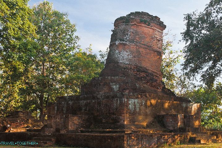 Ancient Wat on the way to Chaing Saen Lake