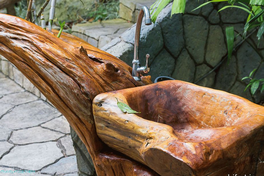 There is even a sink in the landscape!